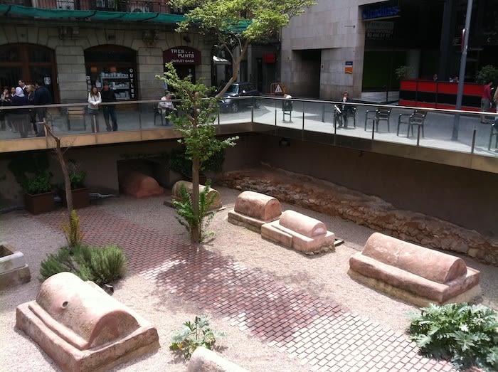 ROMAN RUINS IN BARCELONA - ROMAN TOUR IN BARCELONA - VIA SEPULCRAL ROMANA